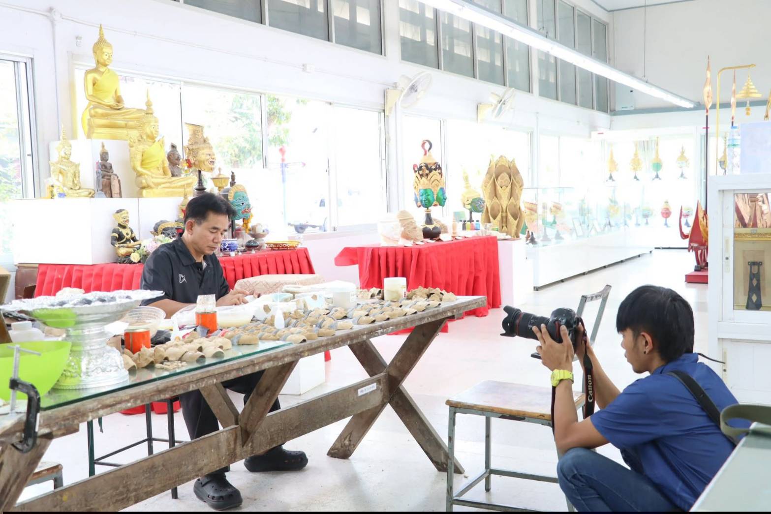 title - ผอ.ศพส. บันทึกเทปให้สัมภาษณ์ พระราชกรณียกิจอันทรงคุณูปการของสมเด็จพระนางเจ้าสิริกิติ์ พระบรมราชินีนาถ พระบรมราชชนนีพันปีหลวง ณ ศูนย์ส่งเสริมและพัฒนาอาชีพเสริมนอกภาคการเกษตร (ศูนย์ศิลปาชีพบางไทรฯ (เดิม))